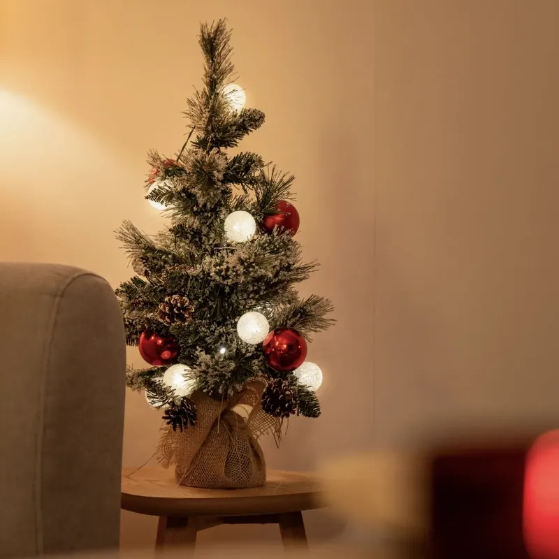 Kedvezmény Fehér karácsonyfa pirossal 60 cm LED-del és időzítővel - Jack