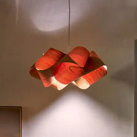 Végkiárusítás LZF Swirl lógó lámpa, cseresznyefából/nikkel színű, Ø 75 cm fa