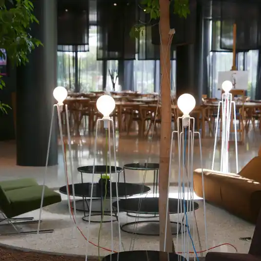 Ne maradj le GRUPA Model M2 LED állólámpa fehér, piros kábellel