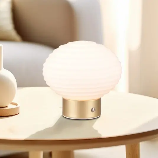Rendeld meg most Earl LED-es, újratölthető asztali lámpa, sárgaréz/opál, magasság 14,5 cm,