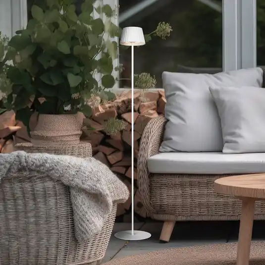 Biztonságos fizetés Suarez LED-es újratölthető állólámpa, fehér, magasság 123 cm, fém