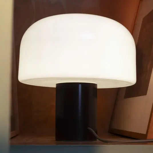 FLOS Bellhop üveg T asztali lámpa, csokoládébarna, magasság 34 cm Végkiárusítás