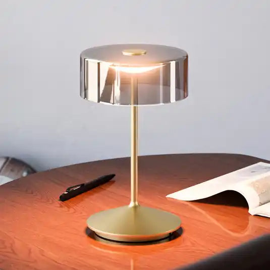 Ajánlat Numotion LED-es újratölthető asztali lámpa, arany, üveg, IP54, fényerőszabályozó